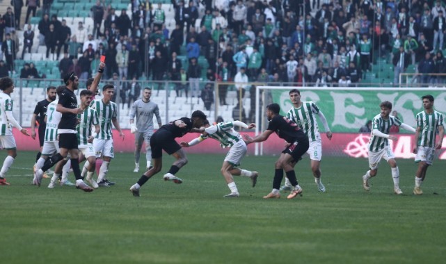 Bursaspor-Diyarbekirspor maçında kırmızı kartlar havada uçuştu