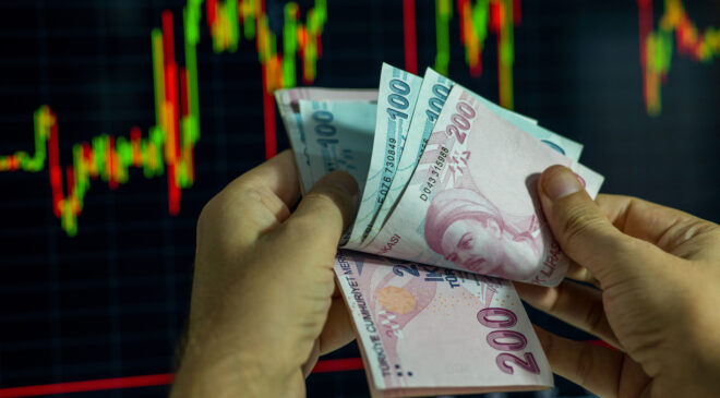 Dolar/TL Beklentisi Düştü, Faiz Beklentisi Arttı