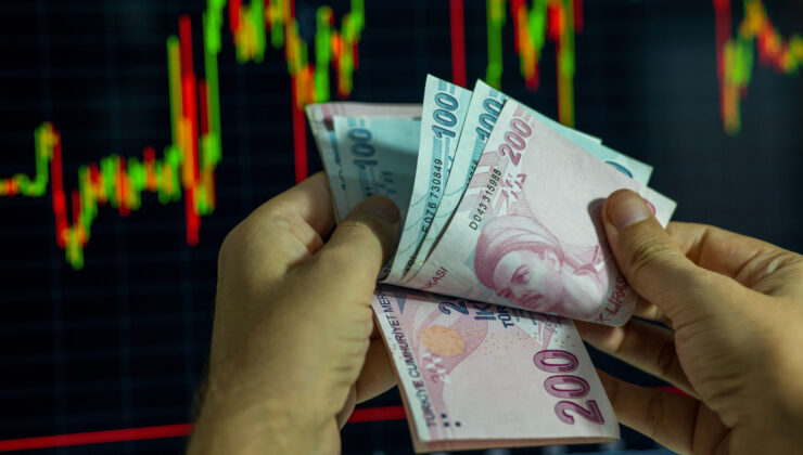 Dolar/TL Beklentisi Düştü, Faiz Beklentisi Arttı