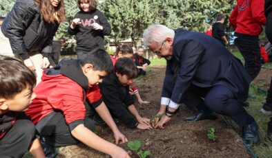 Başkan Erdem öğrencilerle çilek ve marul fidesi dikti