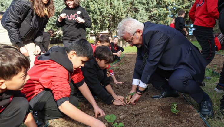 Başkan Erdem öğrencilerle çilek ve marul fidesi dikti