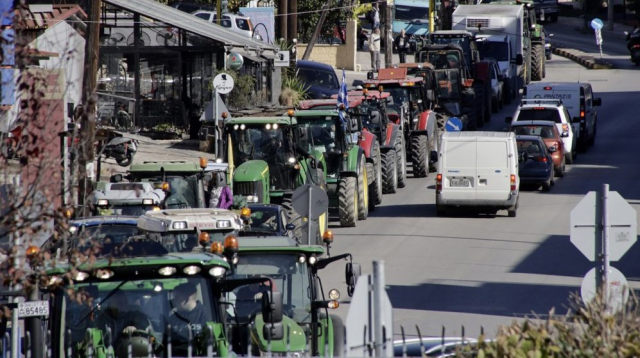 Yunanistan’da çiftçiler traktörleriyle eylem yaptı