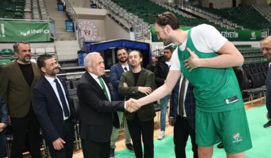 Şadi Özdemir Bursaspor Basketbol Takımı’nı antrenmanda izledi