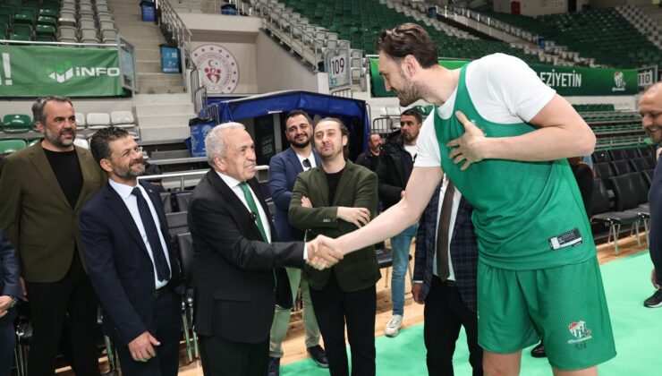 Şadi Özdemir Bursaspor Basketbol Takımı’nı antrenmanda izledi