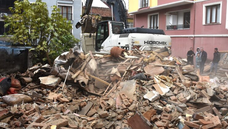 Gemlik Belediyesi’nden metruk bina temizliği