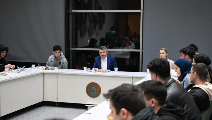 Başkan Yılmaz, sahurda gençlerle buluştu