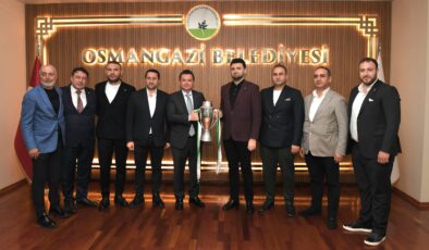 Osmangazi’de şampiyonluk sevinci: Bursaspor kupasıyla geldi