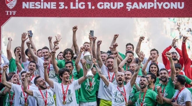 Yeşil beyazlı coşku: Bursaspor kupasını kaldırdı