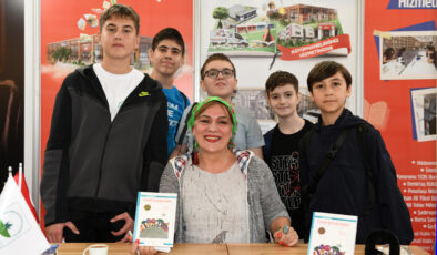 Halime Yıldız kitaplarını minik okurlar için imzaladı