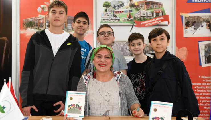 Halime Yıldız kitaplarını minik okurlar için imzaladı
