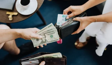 İstanbul’da dolar ve euro yükselişle başladı