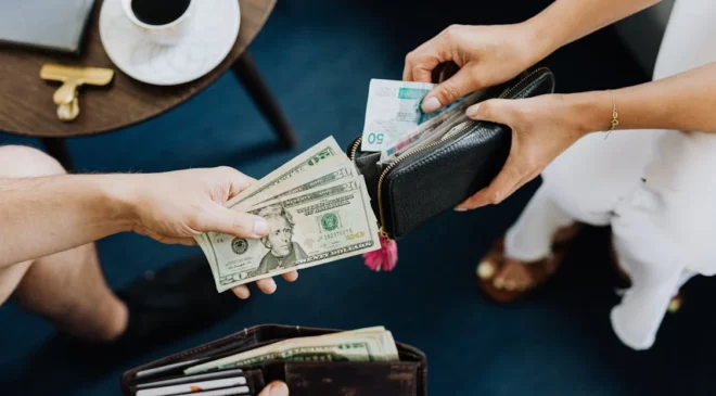İstanbul’da dolar ve euro yükselişle başladı