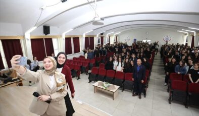 Üniversiteliler liselilere dijital dünyayı anlattı