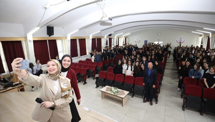 Üniversiteliler liselilere dijital dünyayı anlattı