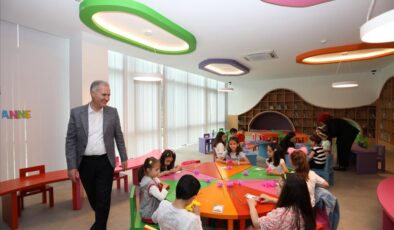 İnegöl Belediyesi’nden çocuklara anneler günü sürprizi: El yapımı çiçek atölyesi