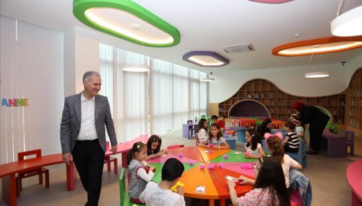 İnegöl Belediyesi’nden çocuklara anneler günü sürprizi: El yapımı çiçek atölyesi