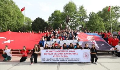 Vatandaşlar İnegöl sokaklarında 19 Mayıs Bayramını kutladı