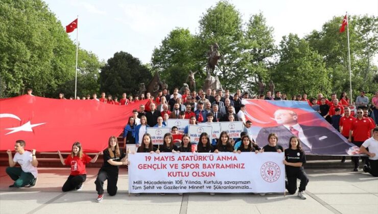 Vatandaşlar İnegöl sokaklarında 19 Mayıs Bayramını kutladı