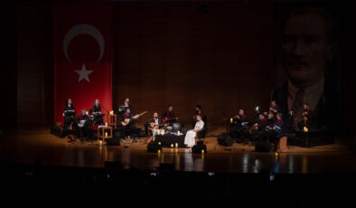 Bursa’da müzikseverler Mahzuni Şerif ve Aşk Masalı konserleriyle coştu