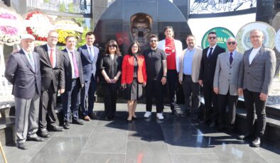 Mimarlar Odası Bursa Şubesi Atatürk Anıtı’na çelenk koydu