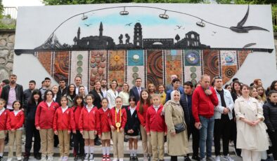 Nilüfer’de engel tanımayan sanat: Özel bireylerin seramik panosu göz kamaştırdı