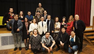 Münih’te “Kadıncıklar” tiyatro oyunu ayakta alkışlandı