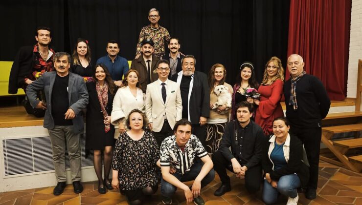 Münih’te “Kadıncıklar” tiyatro oyunu ayakta alkışlandı