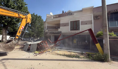 Osmangazi Belediyesi Yunuseli’nde kaçak bina bölümünü yıktı