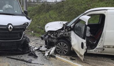 İnegöl’de servis minibüsü kaza yaptı: Çok sayıda yaralı