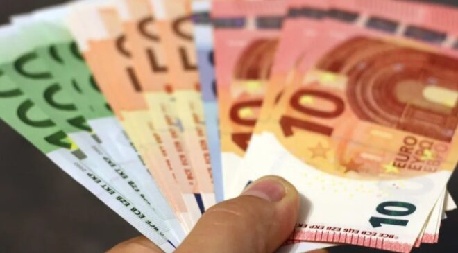 Dolar ve euro haftaya yatay seyirle başladı