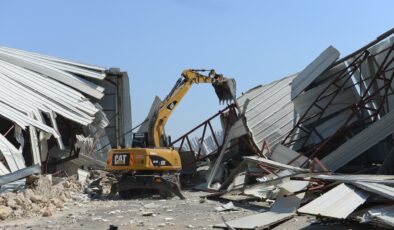 Çalı’da 2 bin 300 metrekarelik kaçak depo yıkıldı