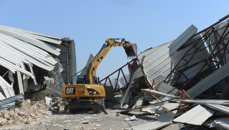 Çalı’da 2 bin 300 metrekarelik kaçak depo yıkıldı
