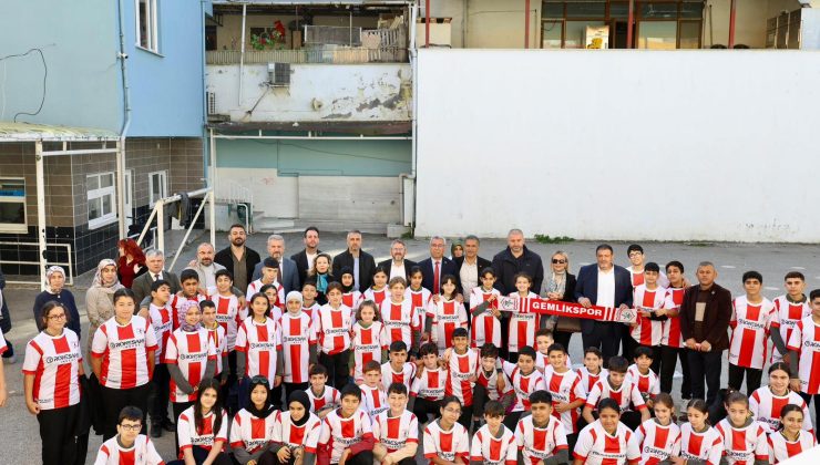 Gemlikspor formaları öğrencilerle buluştu