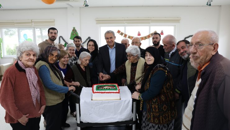 Nilüfer’de yaşlılar müzik ve pasta eşliğinde yeni yıla hazırlandı