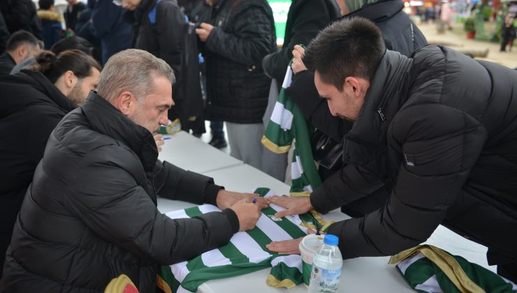 Bursasporlu futbolcular Yeni Yıl Meydanı’nda taraftarla buluştu