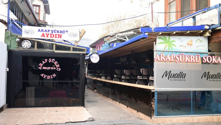 Arap Şükrü Sokağı’nda esnaf ve belediye iş birliğiyle söküm çalışması