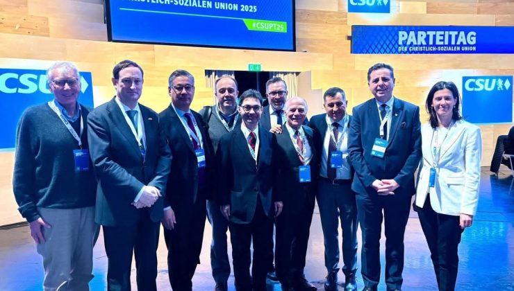 Münih Başkonsolosu Süalp Erdoğan ve CSU’lu genç siyasetçi Serdar Duran, CSU Parti Kongresi’nde