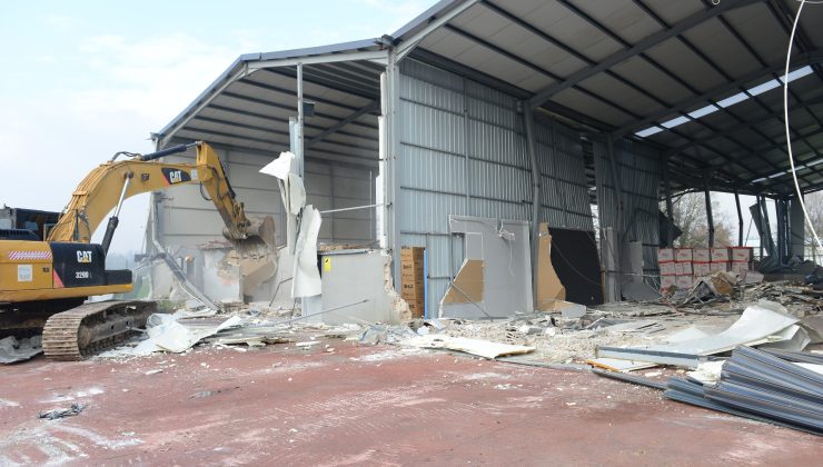 Ürünlü ve Alaaddinbey’de 2 bin 250 metrekarelik kaçak depo yıkıldı