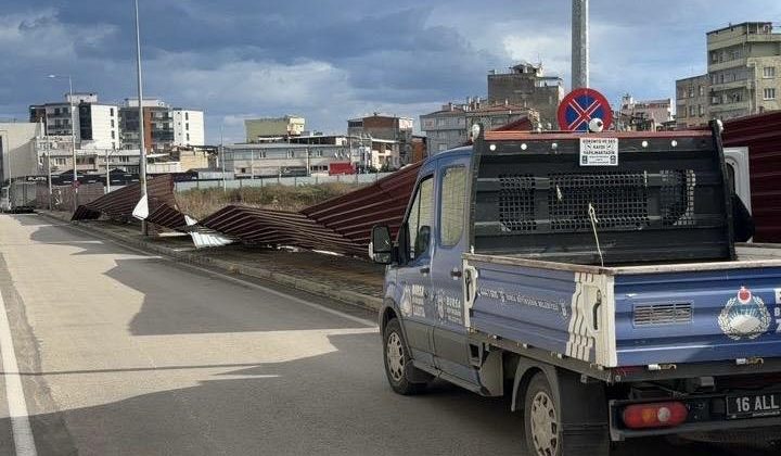 Bursa’da rüzgârın izleri, ekiplerin müdahalesiyle siliniyor
