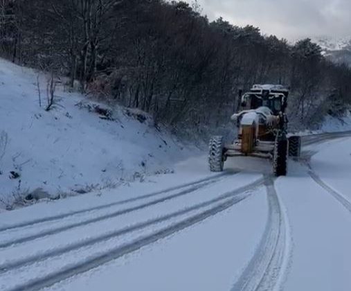 Yüksek kesimlerde kar alarmı: 16 mahalle yolu ulaşıma açıldı
