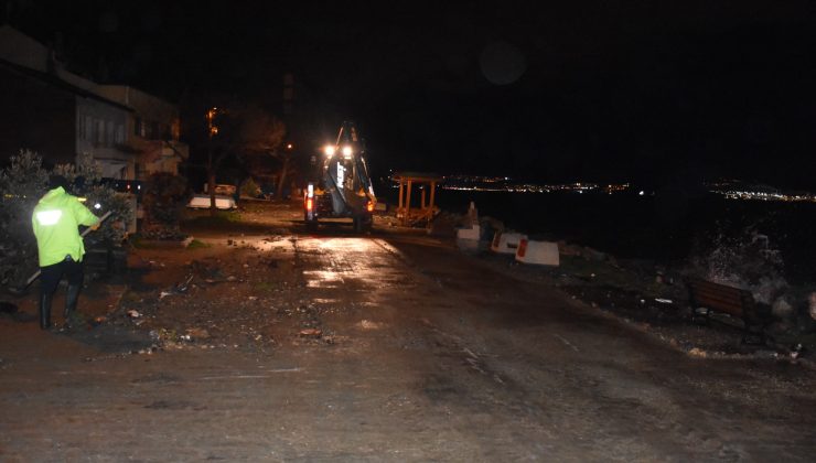 Deniz taşkını tedirgin etti, Gemlik Belediyesi sahaya indi