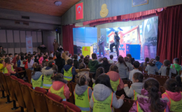 İnegöl’de tiyatro coşkusu salonlardan taştı