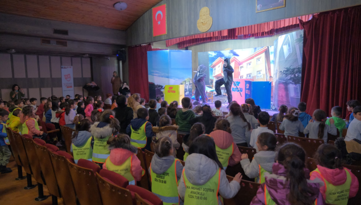 İnegöl’de tiyatro coşkusu salonlardan taştı