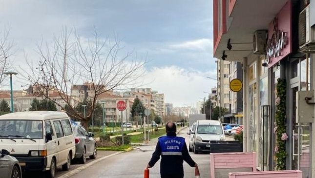 Nilüfer’de yaya trafiğini engelleyen unsurlar toplandı