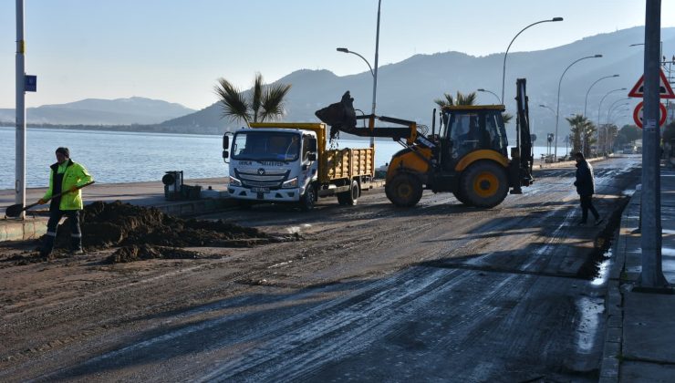 Kurşunlu’da biriken kum ve atıklar temizlendi