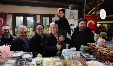 Abdal Meydanı’nda sahur mesaisi: Başkan Bozbey tezgah başına geçti