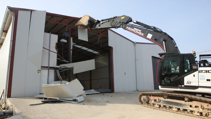 Tarım alanındaki kaçak yapı belediye ekiplerince yıkıldı