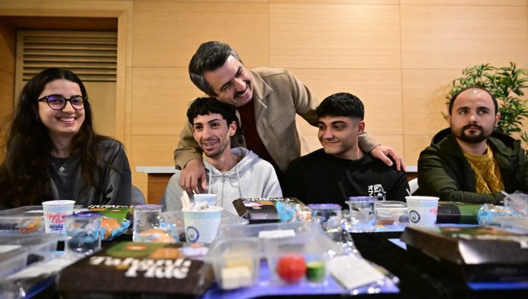 Başkan Yılmaz’dan gençlere sahur ziyareti