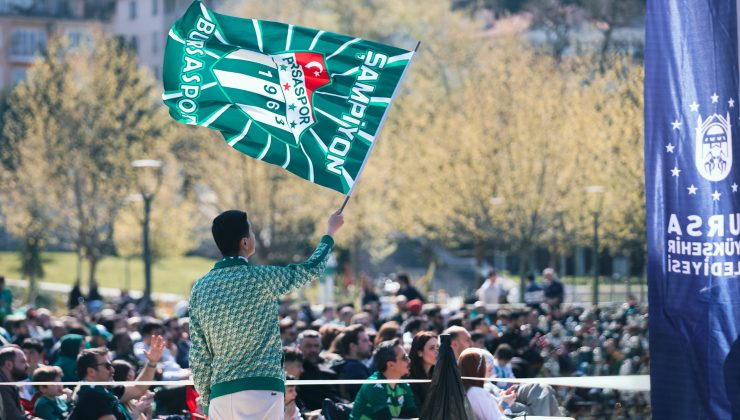 Bursaspor şampiyonluğa koşuyor: Taraftar dev ekranda buluştu