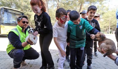Çocuklar bayram coşkusunu patili dostlarıyla paylaştı